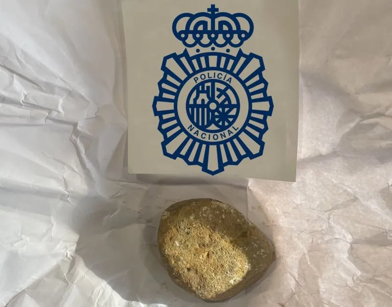 Piedra que usó el detenido para romper la ventanilla del automóvil