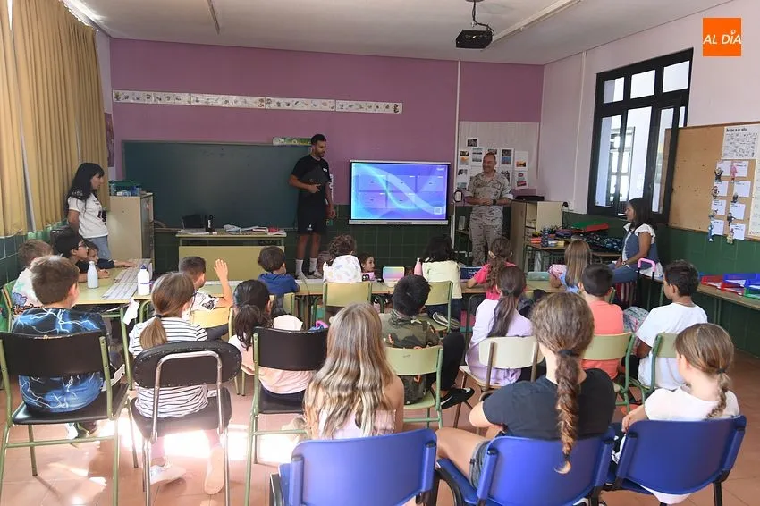 Foto 3 - La Guardia Real maravilla a los alumnos del CRA Fuenteguinaldo-Azaba