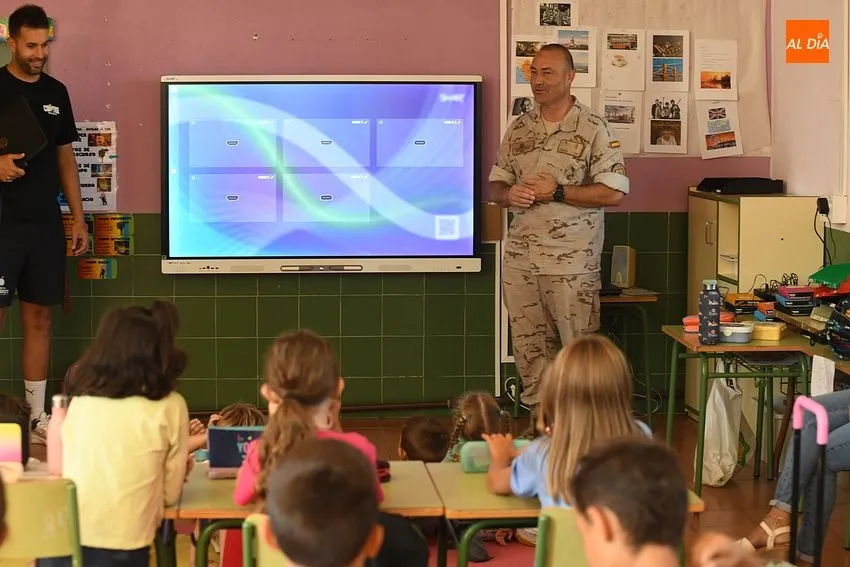 Foto 2 - La Guardia Real maravilla a los alumnos del CRA Fuenteguinaldo-Azaba