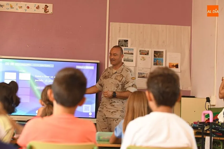 Foto 4 - La Guardia Real maravilla a los alumnos del CRA Fuenteguinaldo-Azaba