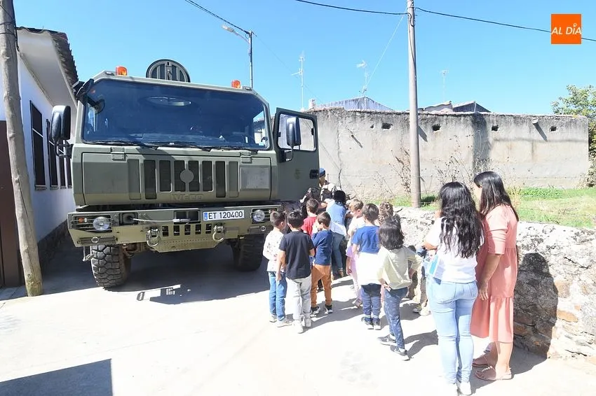 Foto 5 - La Guardia Real maravilla a los alumnos del CRA Fuenteguinaldo-Azaba