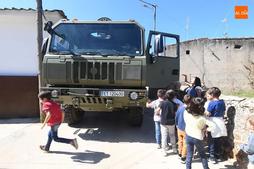 Foto 6 - La Guardia Real maravilla a los alumnos del CRA Fuenteguinaldo-Azaba