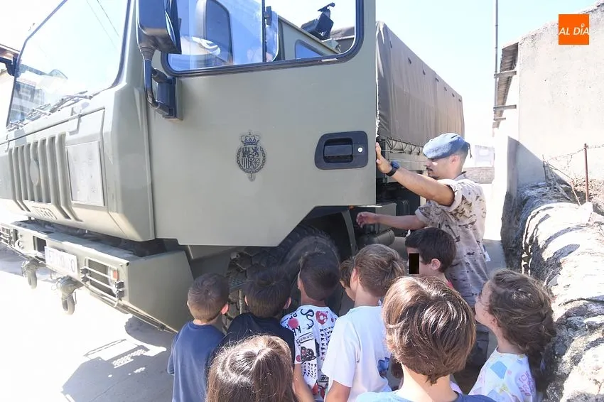 Foto 8 - La Guardia Real maravilla a los alumnos del CRA Fuenteguinaldo-Azaba