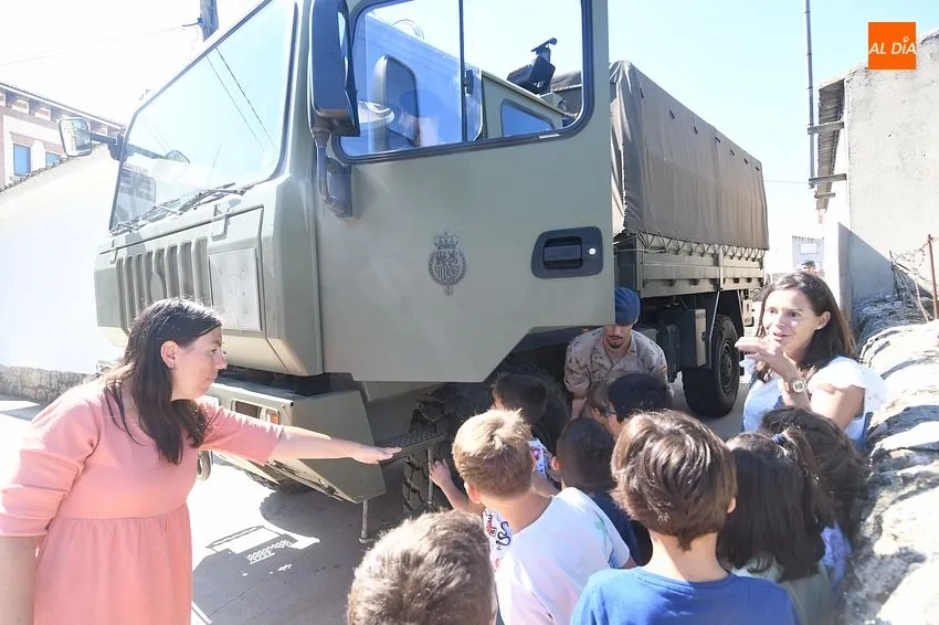 Foto 9 - La Guardia Real maravilla a los alumnos del CRA Fuenteguinaldo-Azaba