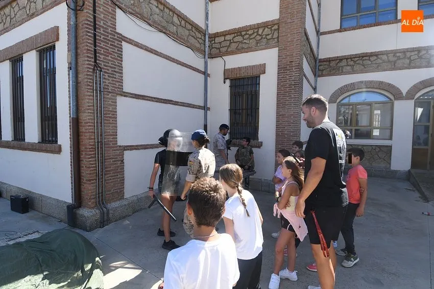 Foto 10 - La Guardia Real maravilla a los alumnos del CRA Fuenteguinaldo-Azaba