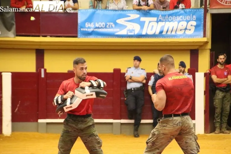 Foto 4 - Aplaudida y emocionante exhibici&oacute;n de la Guardia Real en Alba de Tormes