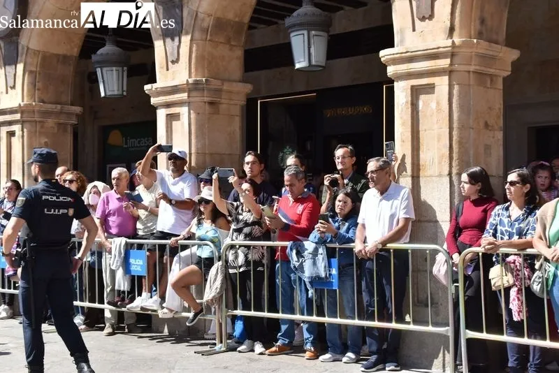 Los salmantinos desafían al sol y disfrutan los actos por el Día de la Policía