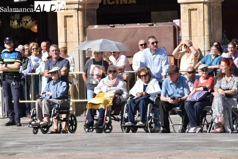 Los salmantinos desafían al sol y disfrutan los actos por el Día de la Policía