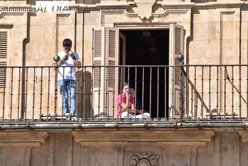 Los salmantinos desafían al sol y disfrutan los actos por el Día de la Policía