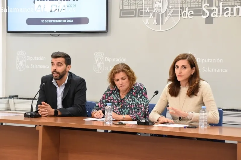 Presentación de la V Feria de la Almendra de Saucelle con la diputada de Ferias, Nieves García, en el centro de la imagen /FOTOS: VANESA MARTINS   
