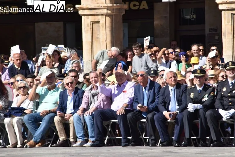 Los salmantinos desafían al sol y disfrutan los actos por el Día de la Policía