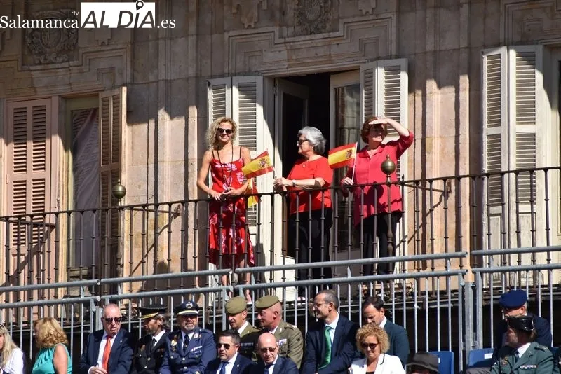 Los salmantinos desafían al sol y disfrutan los actos por el Día de la Policía