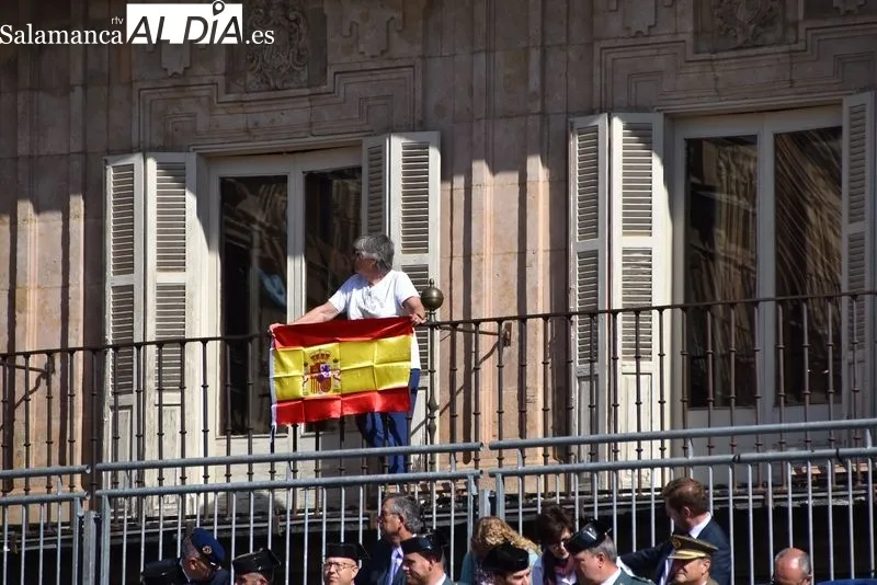 Los salmantinos desafían al sol y disfrutan los actos por el Día de la Policía