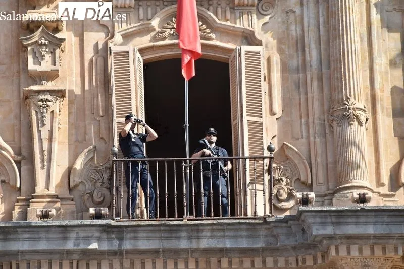 Los salmantinos desafían al sol y disfrutan los actos por el Día de la Policía