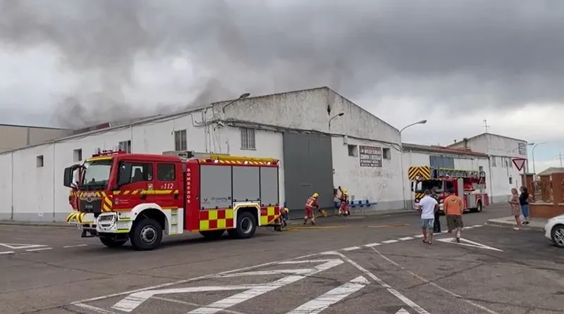 Incendio en una nave en la localidad de Villares de la Reina