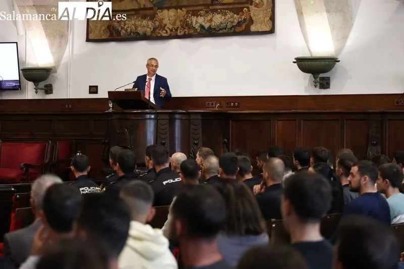 Conferencia 'La Policía y la Universidad' en el Paraninfo de las Escuelas Mayores. Foto de David Sañudo
