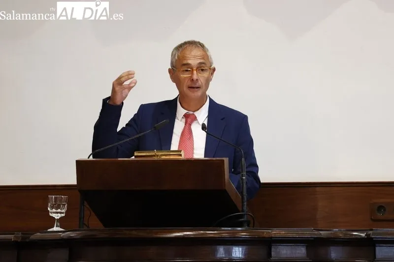 Conferencia 'La Policía y la Universidad' en el Paraninfo de las Escuelas Mayores. Foto de David Sañudo