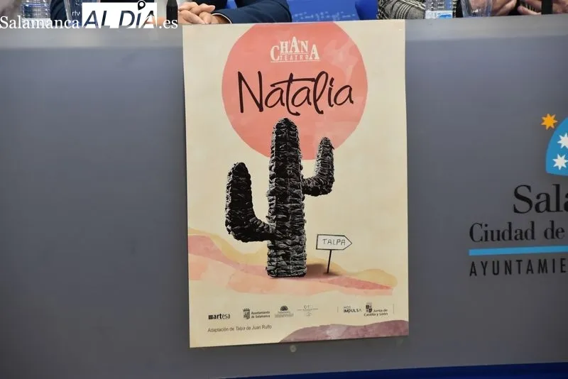 El concejal de Cultura, Ángel Fernández, junto a Jaime Santos y a Ana Luz de Andrés, de La Chana Teatro, presentan el estreno absoluto de ‘Natalia’. Foto de Vanesa Martins