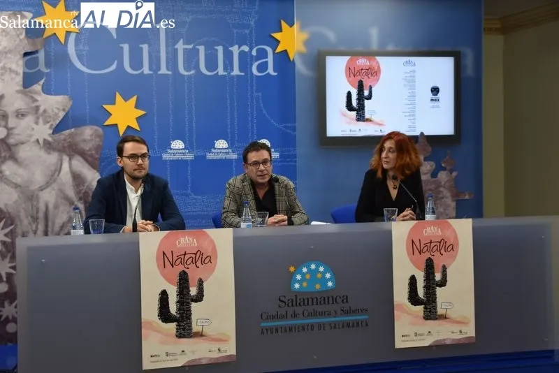 El concejal de Cultura, Ángel Fernández, junto a Jaime Santos y a Ana Luz de Andrés, de La Chana Teatro, presentan el estreno absoluto de ‘Natalia’. Foto de Vanesa Martins
