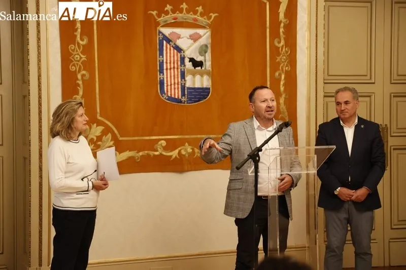 Presentación en el Consistorio de la  la novena edición de ‘Salamanca en marcha contra el cáncer’. Foto de David Sañudo