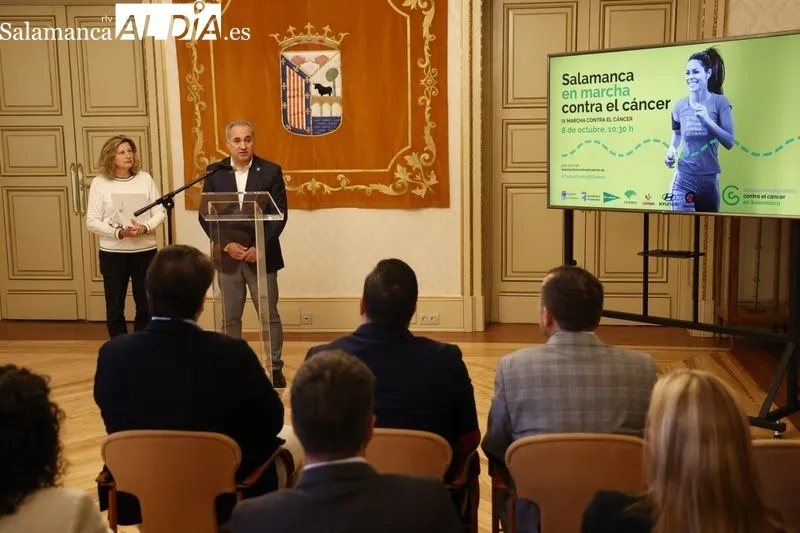 Presentación en el Consistorio de la  la novena edición de ‘Salamanca en marcha contra el cáncer’. Foto de David Sañudo