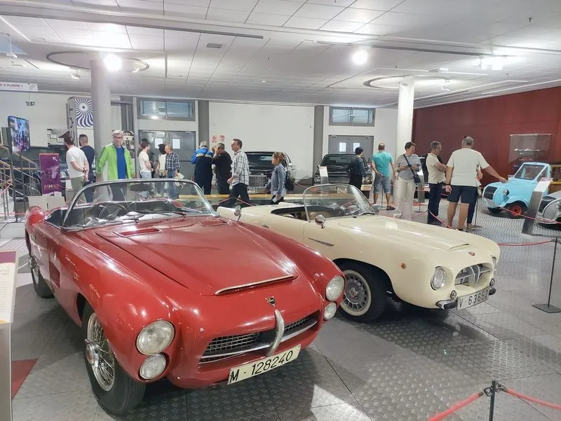 Visitantes en el Museo de la Historia de la Automoción