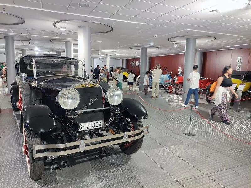 Visitantes en el Museo de la Historia de la Automoción