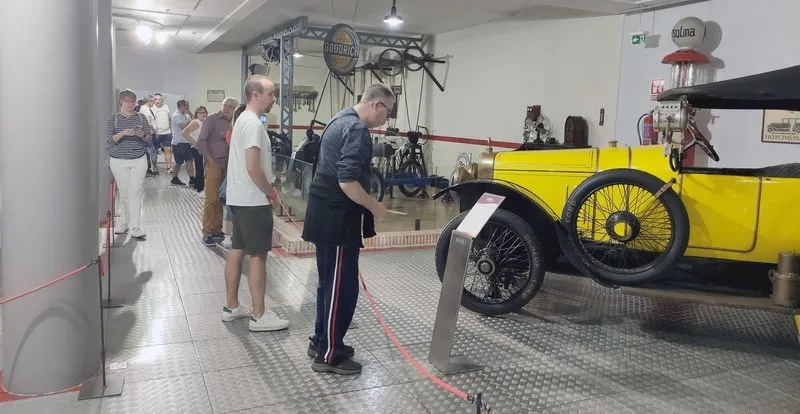 Visitantes en el Museo de la Historia de la Automoción