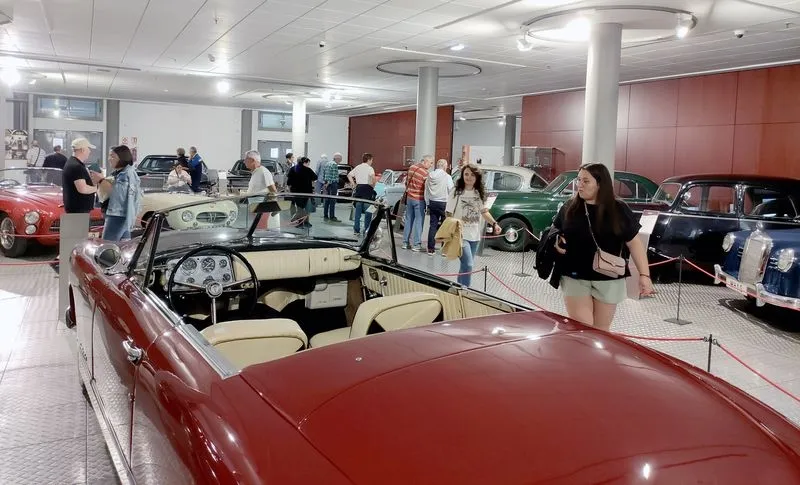 Visitantes en el Museo de la Historia de la Automoción