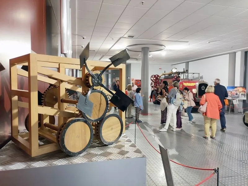 Visitantes en el Museo de la Historia de la Automoción