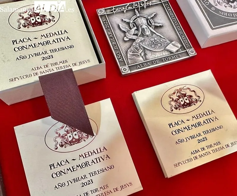 Foto 3 - Presentadas la orla de cultos y la placa medalla conmemorativa del A&ntilde;o Jubilar Teresiano