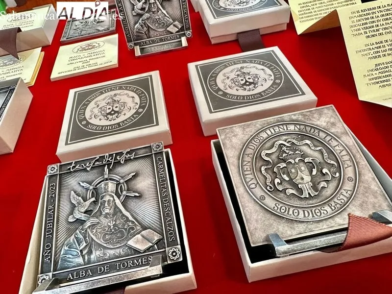 Foto 2 - Presentadas la orla de cultos y la placa medalla conmemorativa del A&ntilde;o Jubilar Teresiano