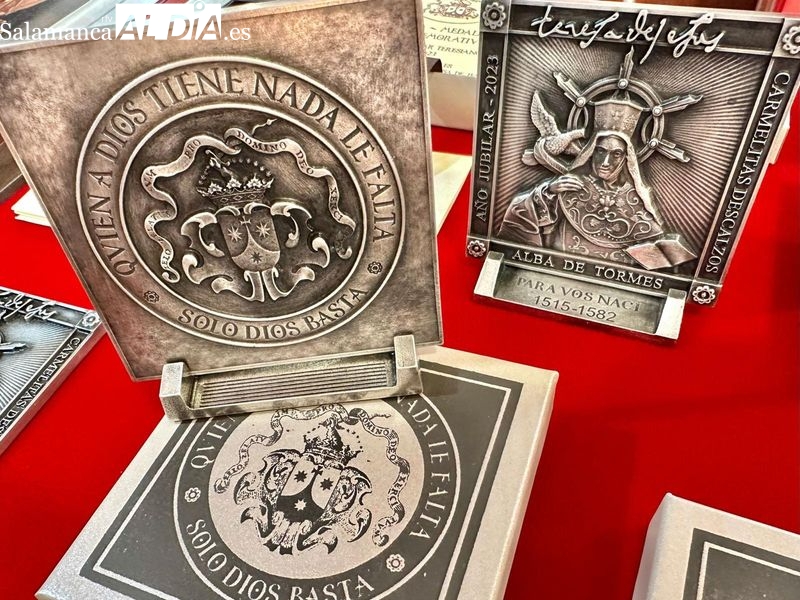 Presentadas la orla de cultos y la placa medalla conmemorativa del Año Jubilar Teresiano
