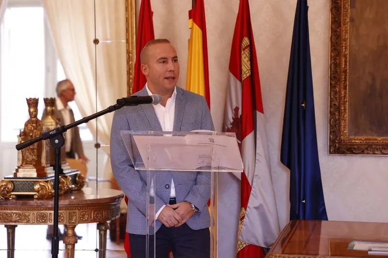 Entrega los premios a los alumnos ganadores del primer Certamen de dibujos geolocalizados organizado por el Ayuntamiento de Salamanca