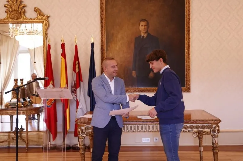 Entrega los premios a los alumnos ganadores del primer Certamen de dibujos geolocalizados organizado por el Ayuntamiento de Salamanca