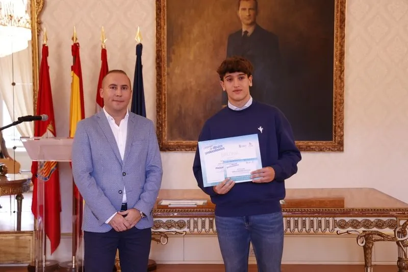 Entrega los premios a los alumnos ganadores del primer Certamen de dibujos geolocalizados organizado por el Ayuntamiento de Salamanca