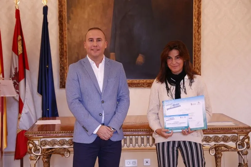 Entrega los premios a los alumnos ganadores del primer Certamen de dibujos geolocalizados organizado por el Ayuntamiento de Salamanca