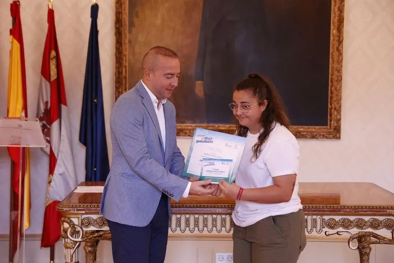 Entrega los premios a los alumnos ganadores del primer Certamen de dibujos geolocalizados organizado por el Ayuntamiento de Salamanca
