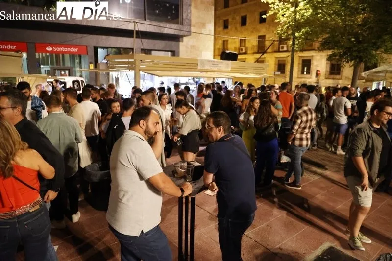 Gran ambiente en las casetas de la Plaza de Los Bandos | FOTOS: David Sañudo 