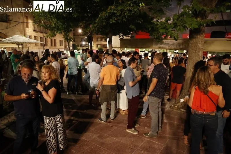 Gran ambiente en las casetas de la Plaza de Los Bandos | FOTOS: David Sañudo 