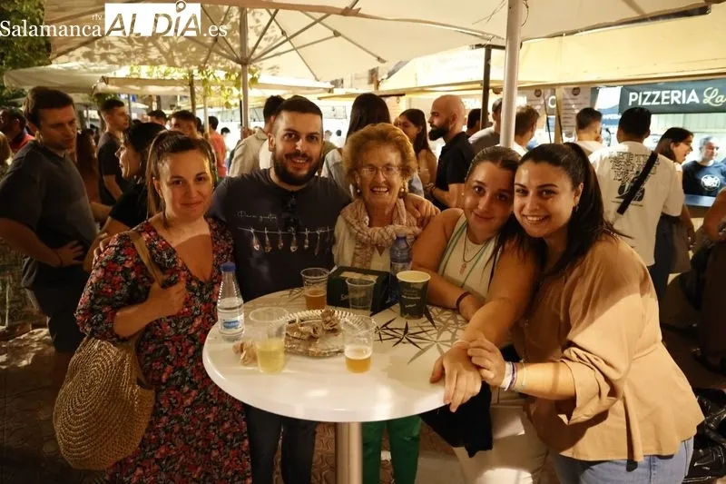 Gran ambiente en las casetas de la Plaza de Los Bandos | FOTOS: David Sañudo 