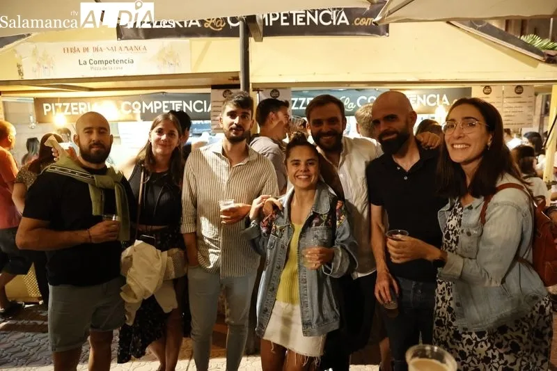 Gran ambiente en las casetas de la Plaza de Los Bandos | FOTOS: David Sañudo 