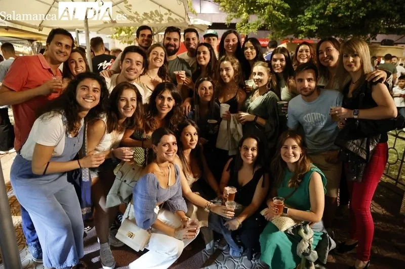 Gran ambiente en las casetas de la Plaza de Los Bandos | FOTOS: David Sañudo 