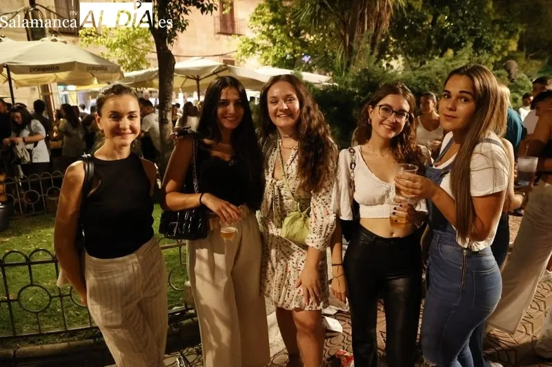 Gran ambiente en las casetas de la Plaza de Los Bandos | FOTOS: David Sañudo 