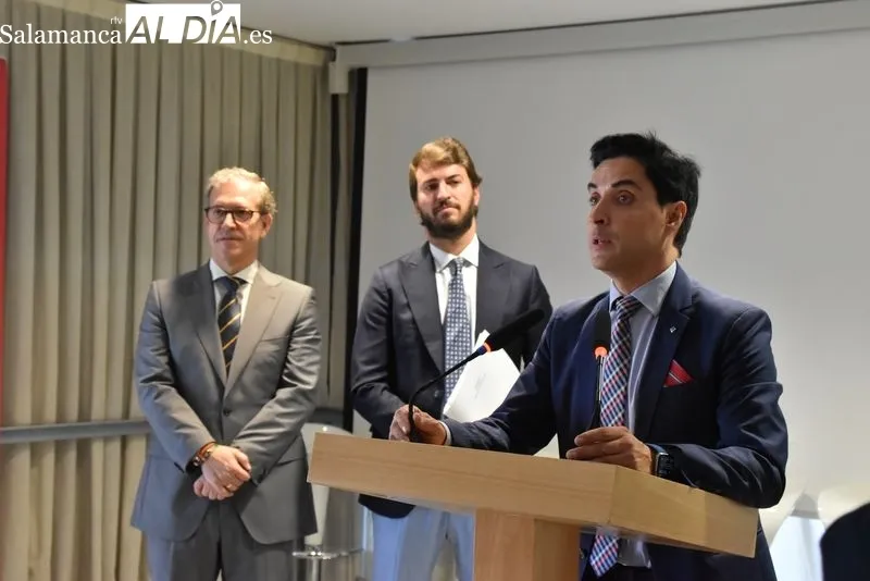 Juan García Gallardo, atendiendo a los medios de comunicación 