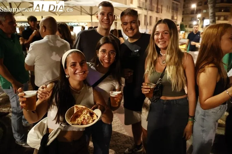 Gran ambiente en las casetas de la Plaza de Los Bandos | FOTOS: David Sañudo 