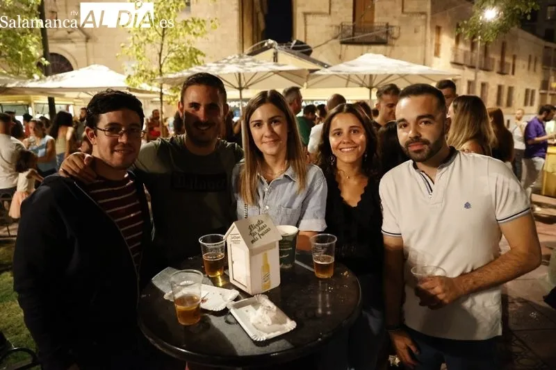Gran ambiente en las casetas de la Plaza de Los Bandos | FOTOS: David Sañudo 
