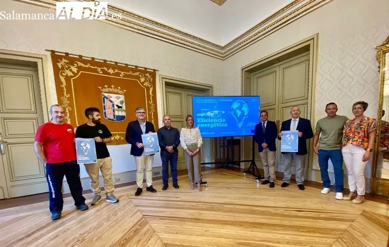 La concejala de Medio Ambiente, María José Coca, y el concejal de Tráfico, Ángel Molina, presentan la programación de la Semana de la Movilidad junto a colaboradores de la misma. Foto de Vanesa Martins