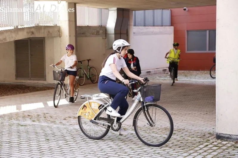 El Ayuntamiento conciencia a los escolares sobre educación vial con talleres en las dependencias de la Policía Local. Foto de David Sañudo