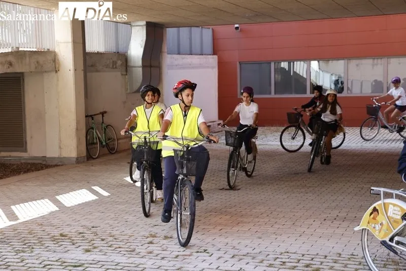 El Ayuntamiento conciencia a los escolares sobre educación vial con talleres en las dependencias de la Policía Local. Foto de David Sañudo